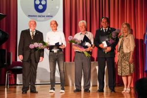 Mirna - praznik obcine 2020,skupinska prejemnikov priznanj z zupanom in direktorico OU, foto Alenka Strazisar Lamovsek (2)